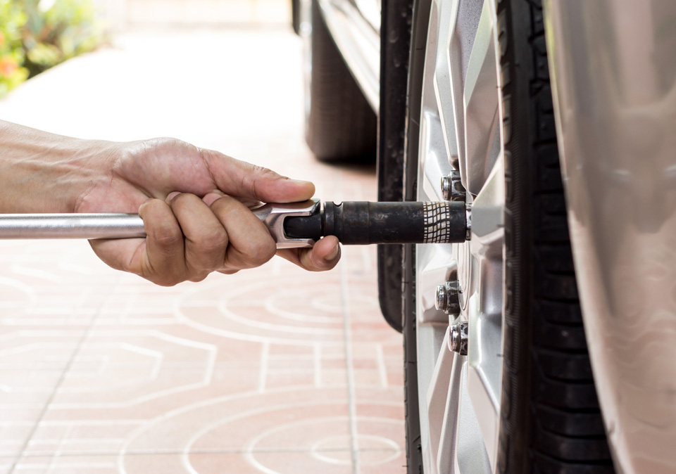 Do not use power tools during custom wheels installation